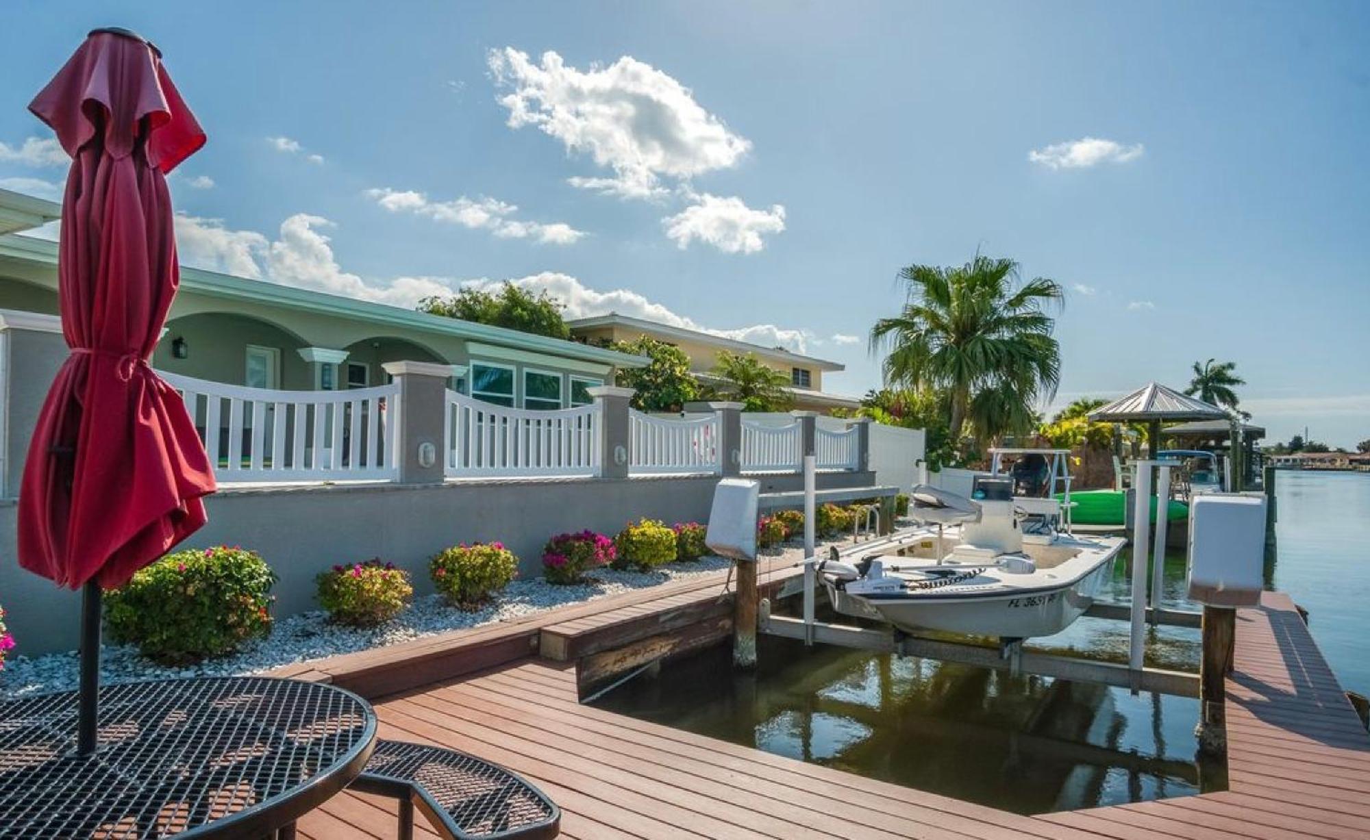 Dolphin Cove In Cocoa Beach Fl Екстериор снимка